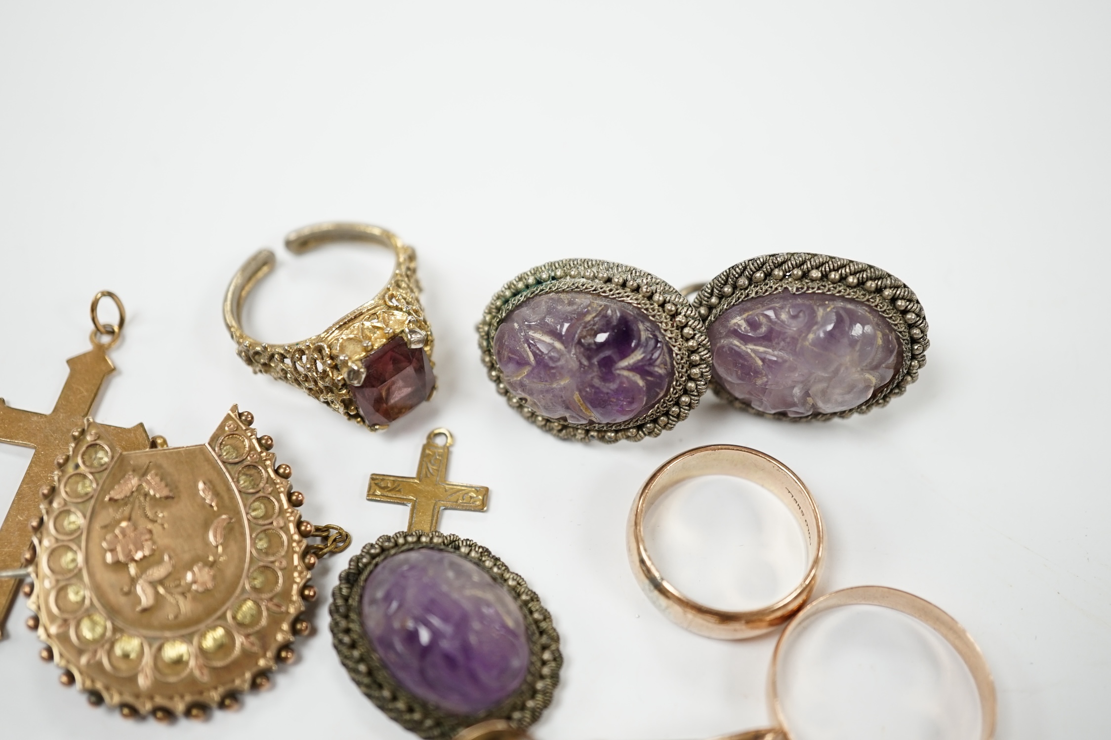A George V 9ct gold band, a late Victorian 9ct gold horseshoe shaped brooch and a 9ct and amethyst set bar brooch, gross weight 7.7 grams, together with two rings and two cross pendants and an amethyst quartz set suite o